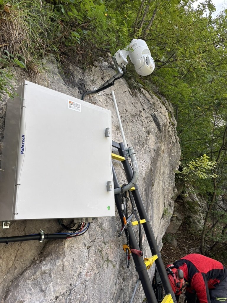 Centralina di monitoraggio installata su parete rocciosa